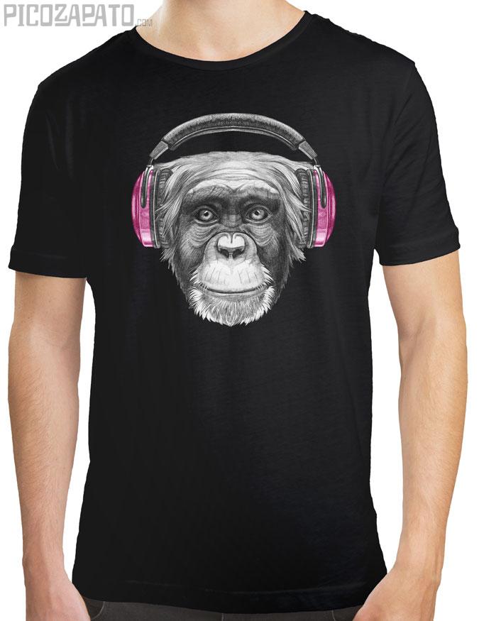 Mono con sus auriculares rosa